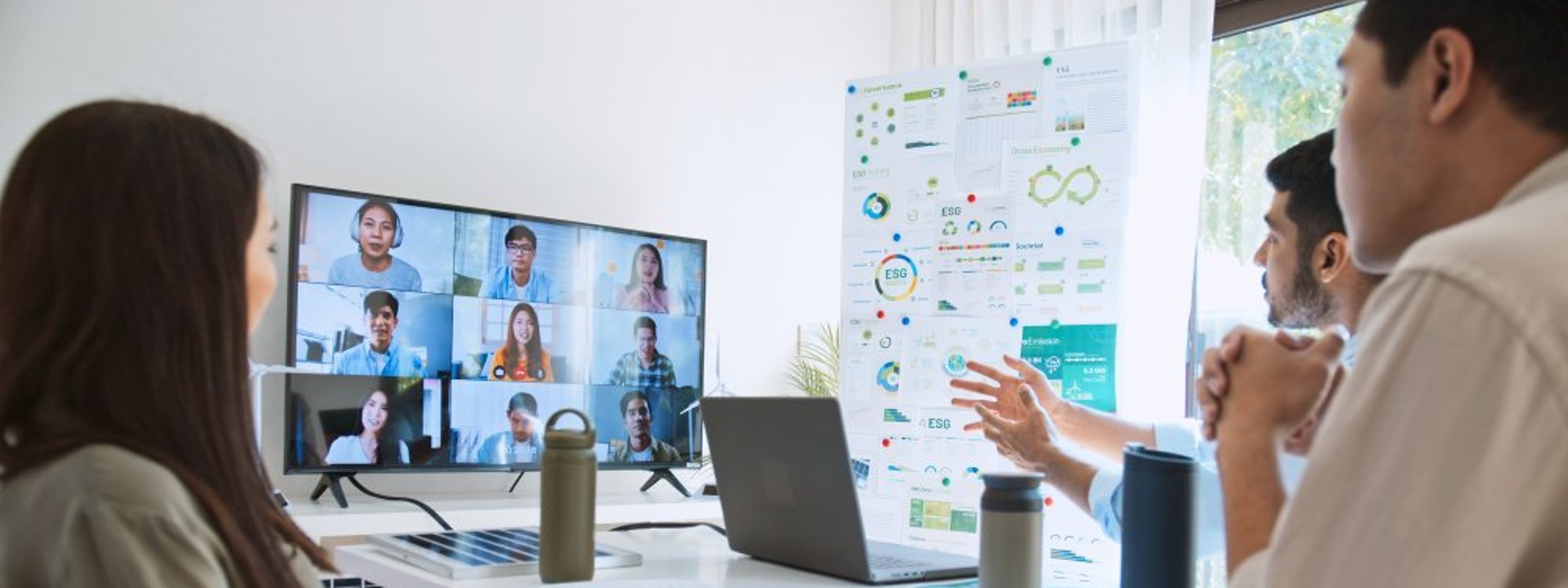 複数の社員がオフィスで電話会議をしている