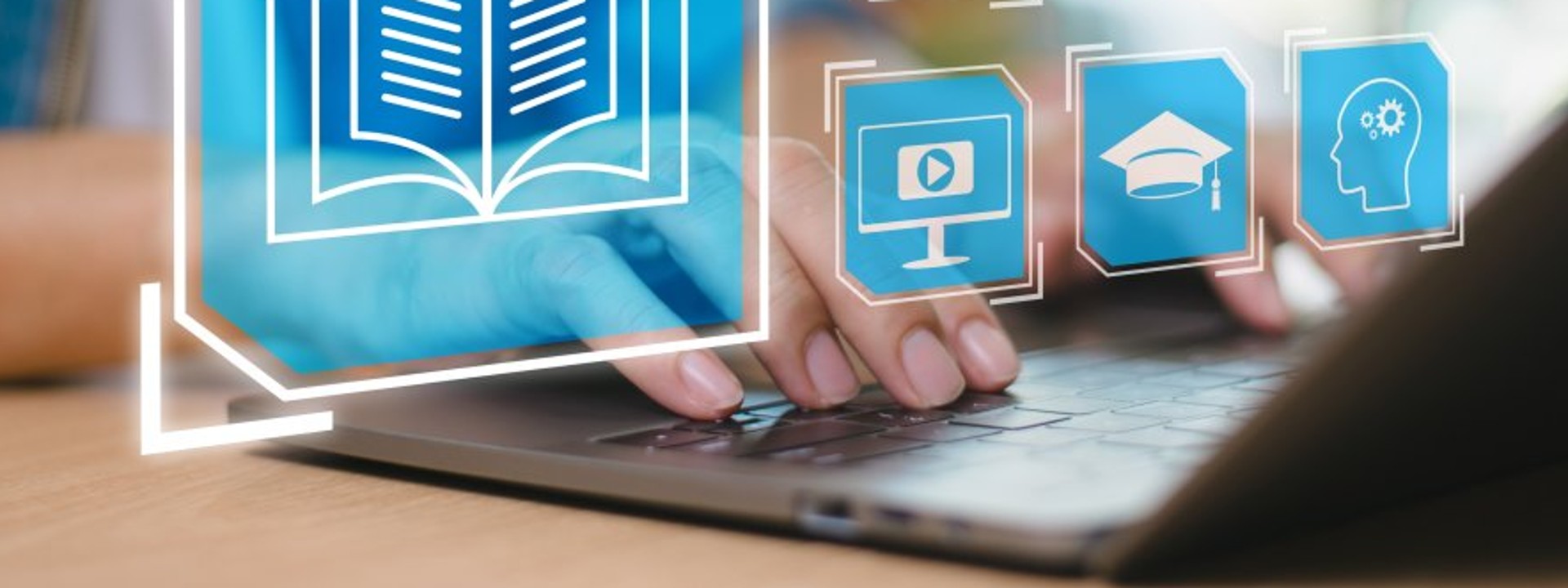 女性社員がノートパソコンで研修を受講している