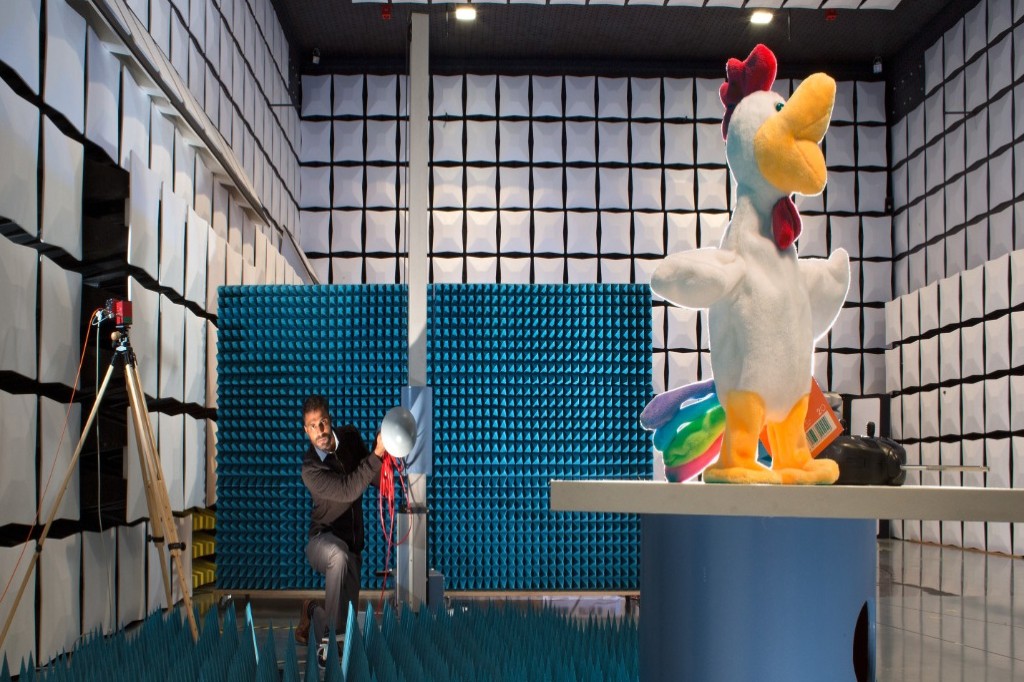 EMCラボで試験準備をしている外国人インターン