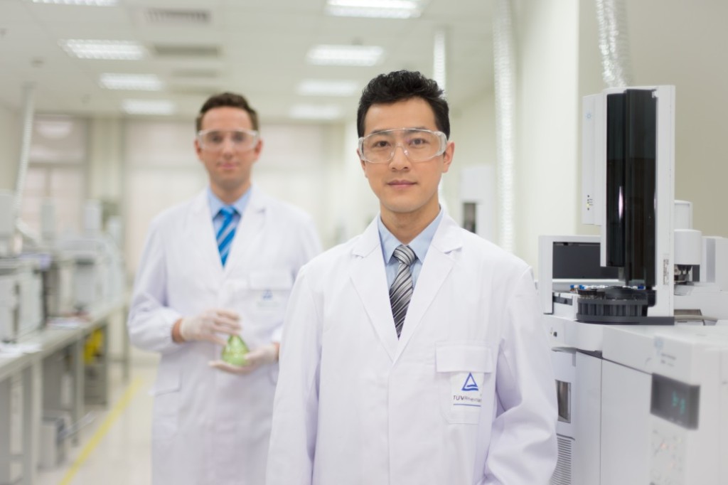 白衣を着て試験所に立っている男性社員