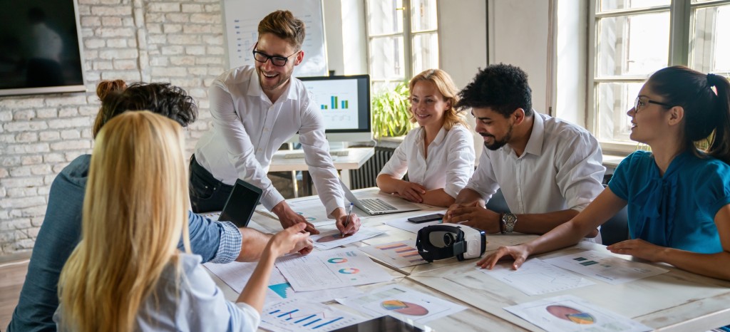ビジネスマンの会議風景