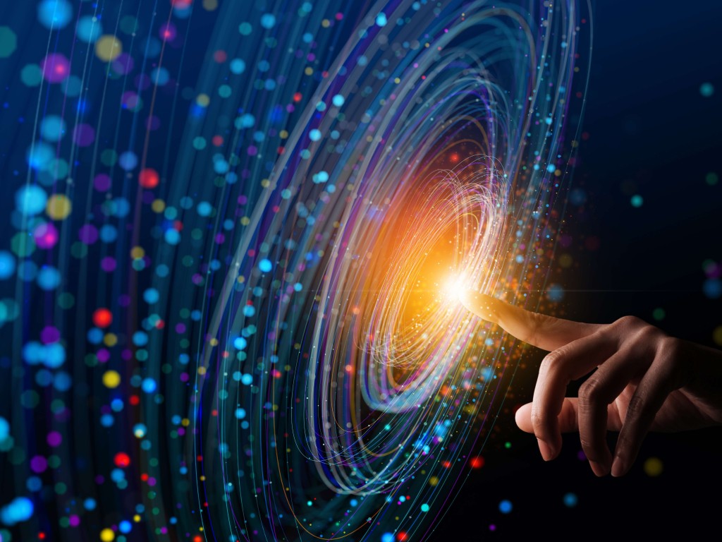 Hand berührt einen Lichtpunkt