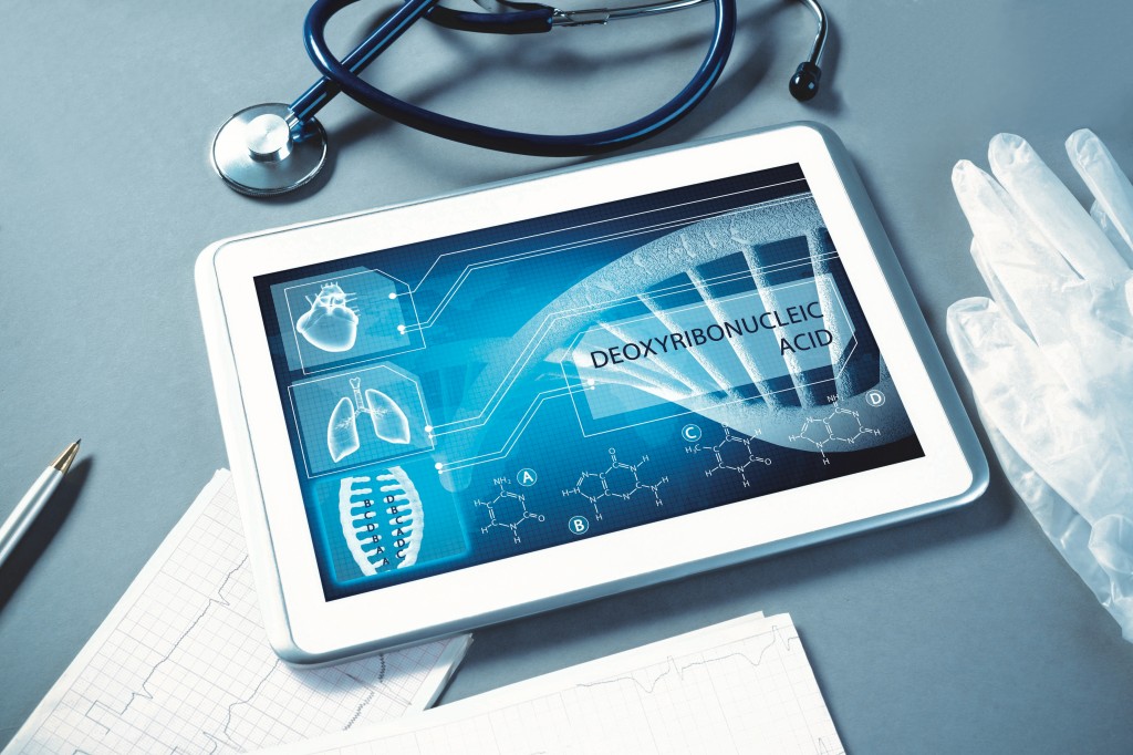 Tablet mit medizinischen Daten.