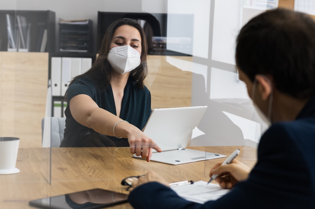 TÜV Rheinland bietet schnelle Prüfungen für die während der Pandemie benötigten Geschichtsschilde an.