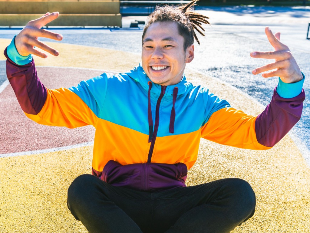 Ein junger Mann lächelt in die Kamera. 