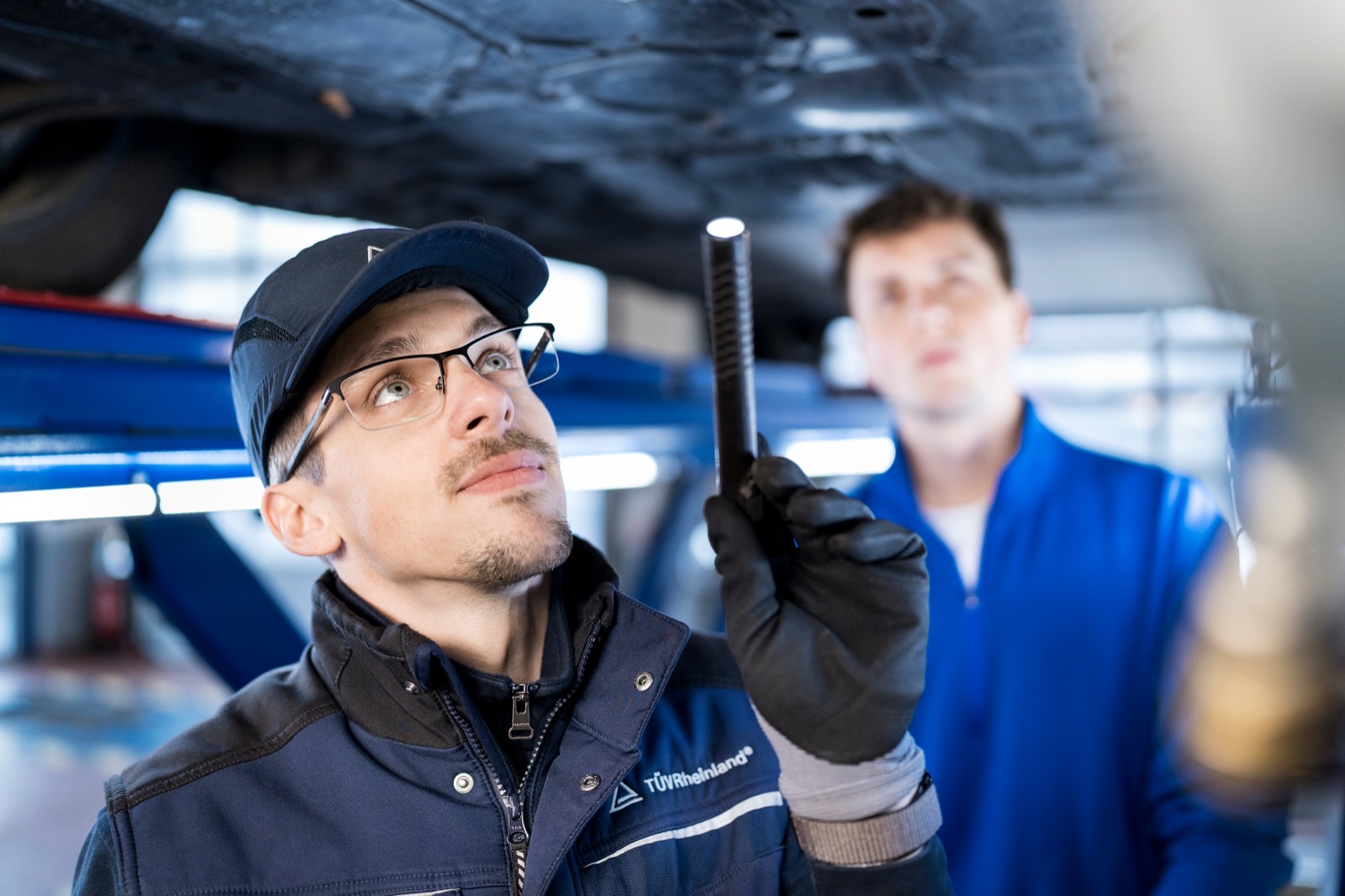 Mitarbeiter in der neuen TÜV Rheinland Prüfstelle in Deutschland
